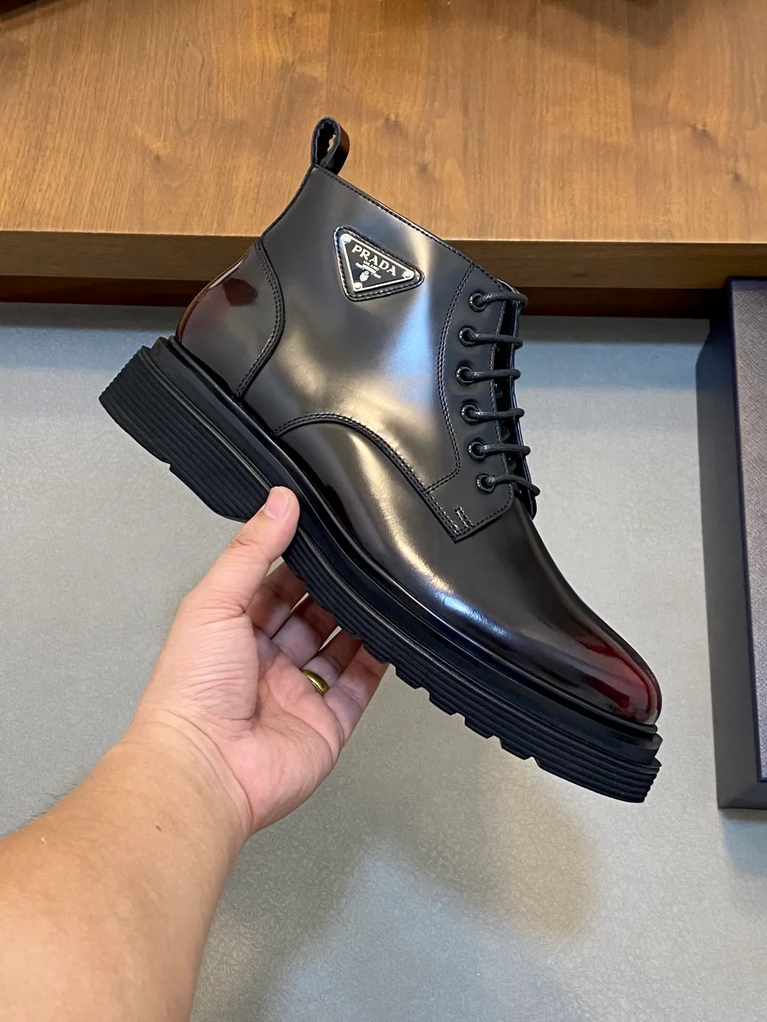 Men's men's shoes💰900 Prada/Prada Thick-soled formal wear shipped, same style at the counter, top-quality goods produced in Dongguan, those who know the goods should hurry up and start! New men's casual leather shoes, imported calfskin, shiny and translucent leather, uniform leather holes, fine texture, splicing and sewing technology, soft, comfortable and wrinkle-free, elegant Derby shoe shape, thickened and heavy-duty made, high-quality products that kill all currencies in the market, standard gold-label cowhide feet, calfskin lining, thickened rubber sole, durable and wear-resistant, ultra-light material, extremely comfortable for the upper foot, smooth surface, splicing lines, two styles to choose from, complete packaging! Size: 39-40-41-42-43-44 (45 customized) leather shoes